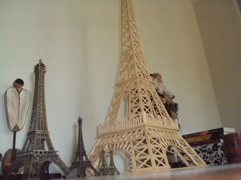 Modellino in legno della Torre Eiffel