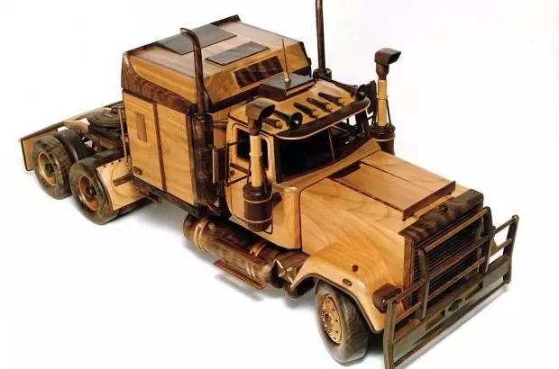 Modelli di maquette di camion in legno