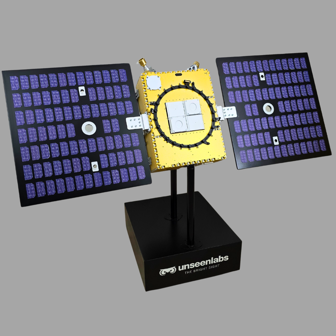Il modello in scala 1:1 del satellite di Unseenlabs, creato con precisione da ARI Model.